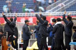 关于球员受伤无法上场，教练组紧急变更首发的信息