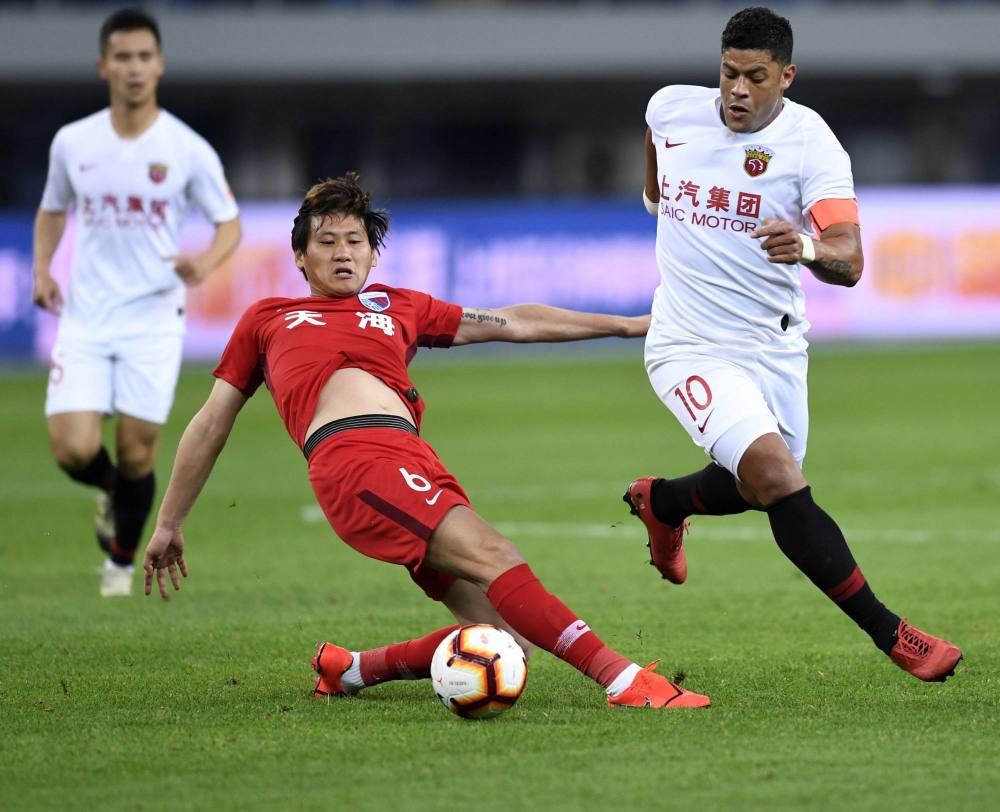 关于球员受伤无法上场，教练组紧急变更首发的信息